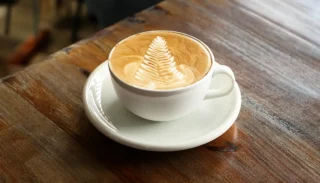 Flat White Nedir? Tarihçesi, Farkları ve Evde Yapım Rehberi