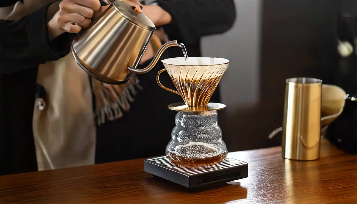 V60 pour-over kurulumunu içeren güzel düzenlenmiş bir kahve demleme sahnesi.